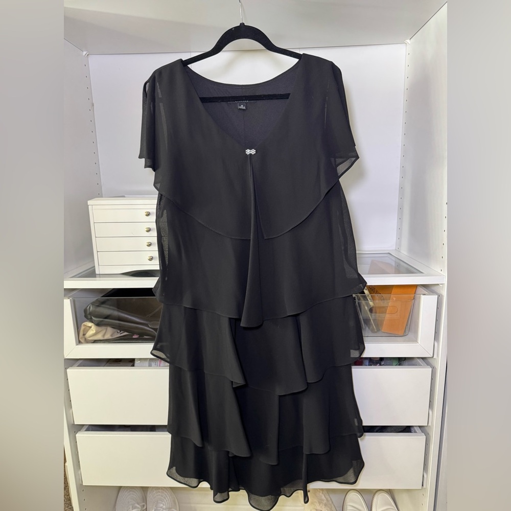 Ignite Evenings Jewel V-Neck Short Sleeve Georgette Tiered Capelet Shift Dress - Picture 4 of 8